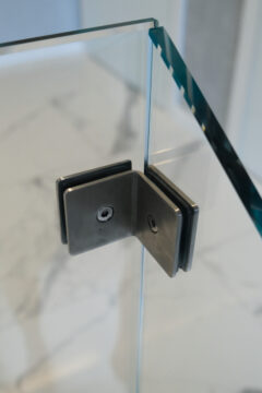 Минимализм в деталях: Лестница на косоурах со стеклянным ограждением