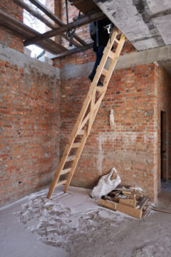 Сходи на другий поверх Дніпро