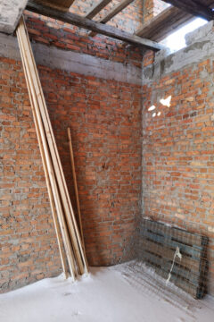 Минимализм в деталях: Лестница на косоурах со стеклянным ограждением