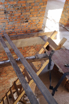 Минимализм в деталях: Лестница на косоурах со стеклянным ограждением