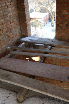 Минимализм в деталях: Лестница на косоурах со стеклянным ограждением