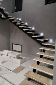 Лестница на второй этаж со стеклянным ограждением