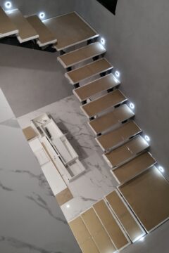 Лестница на второй этаж со стеклянным ограждением