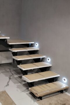 Лестница на второй этаж со стеклянным ограждением