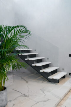 Минимализм в деталях: Лестница на косоурах со стеклянным ограждением