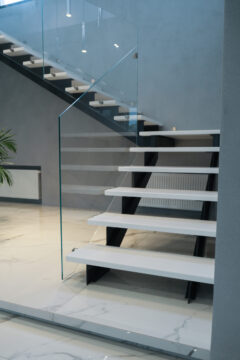 Минимализм в деталях: Лестница на косоурах со стеклянным ограждением