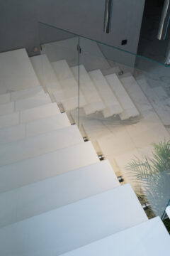Минимализм в деталях: Лестница на косоурах со стеклянным ограждением