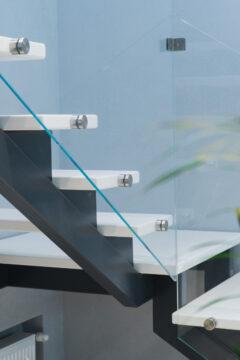 Минимализм в деталях: Лестница на косоурах со стеклянным ограждением