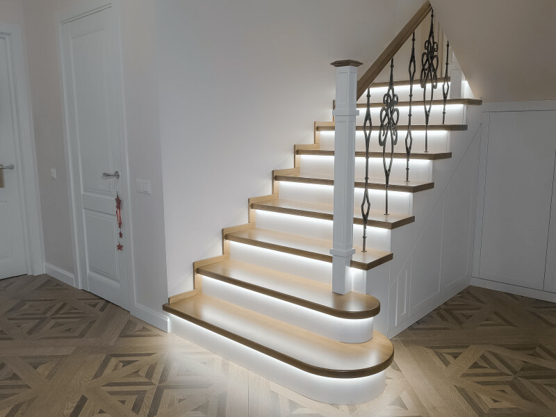 Классическая лестница с подсветкой в стиле Барокко