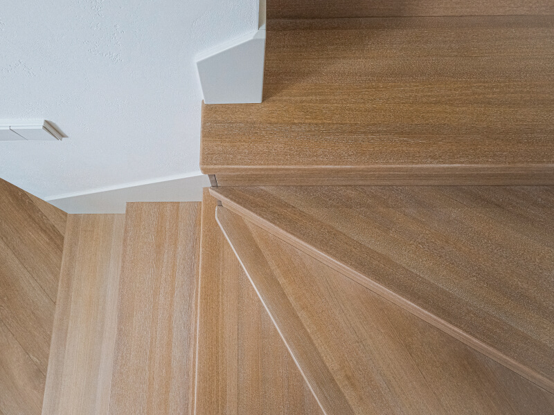 Лестницы с деревянными ступенями