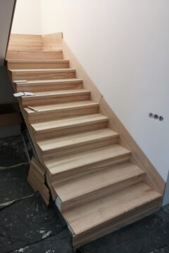 Деревянная лестница - предмонтаж
