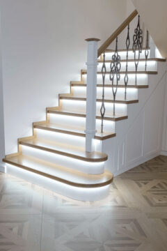 Лестница с подсветкой в стиле Барокко Днепр