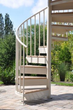 Наружные уличные лестницы на улицу