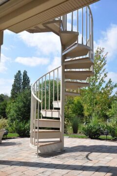 Наружные уличные лестницы на улицу