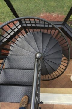 Наружные уличные лестницы на улицу