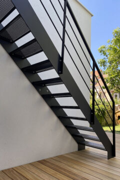 Наружные уличные лестницы на улицу