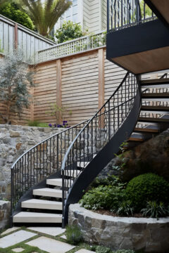 Наружные уличные лестницы на улицу