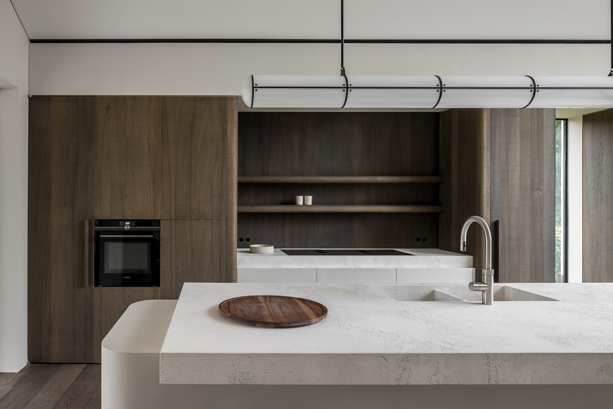 Интегрированная мойка из кварца в кухонном гарнитуре на заказ